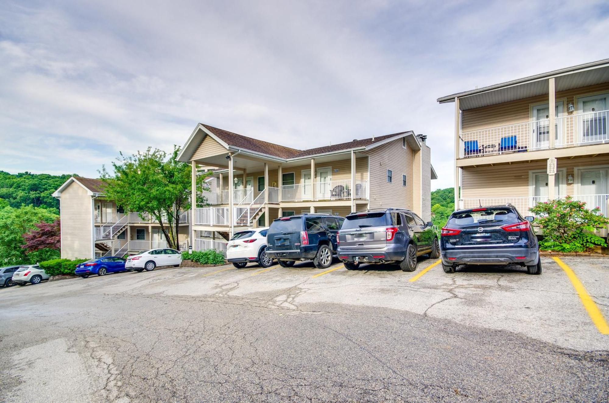 Cozy Lake Ozark Condo Rental With Grill, Pool Access Exterior photo