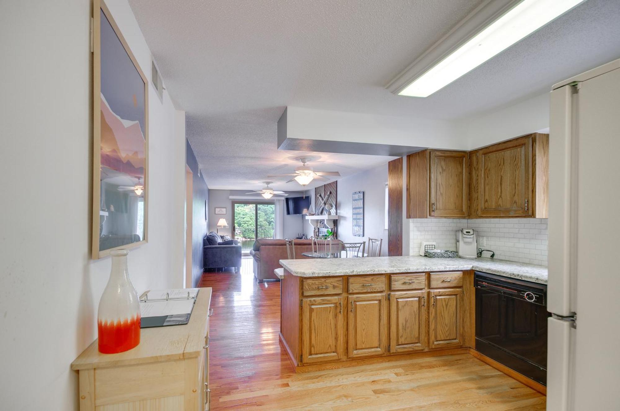 Cozy Lake Ozark Condo Rental With Grill, Pool Access Exterior photo