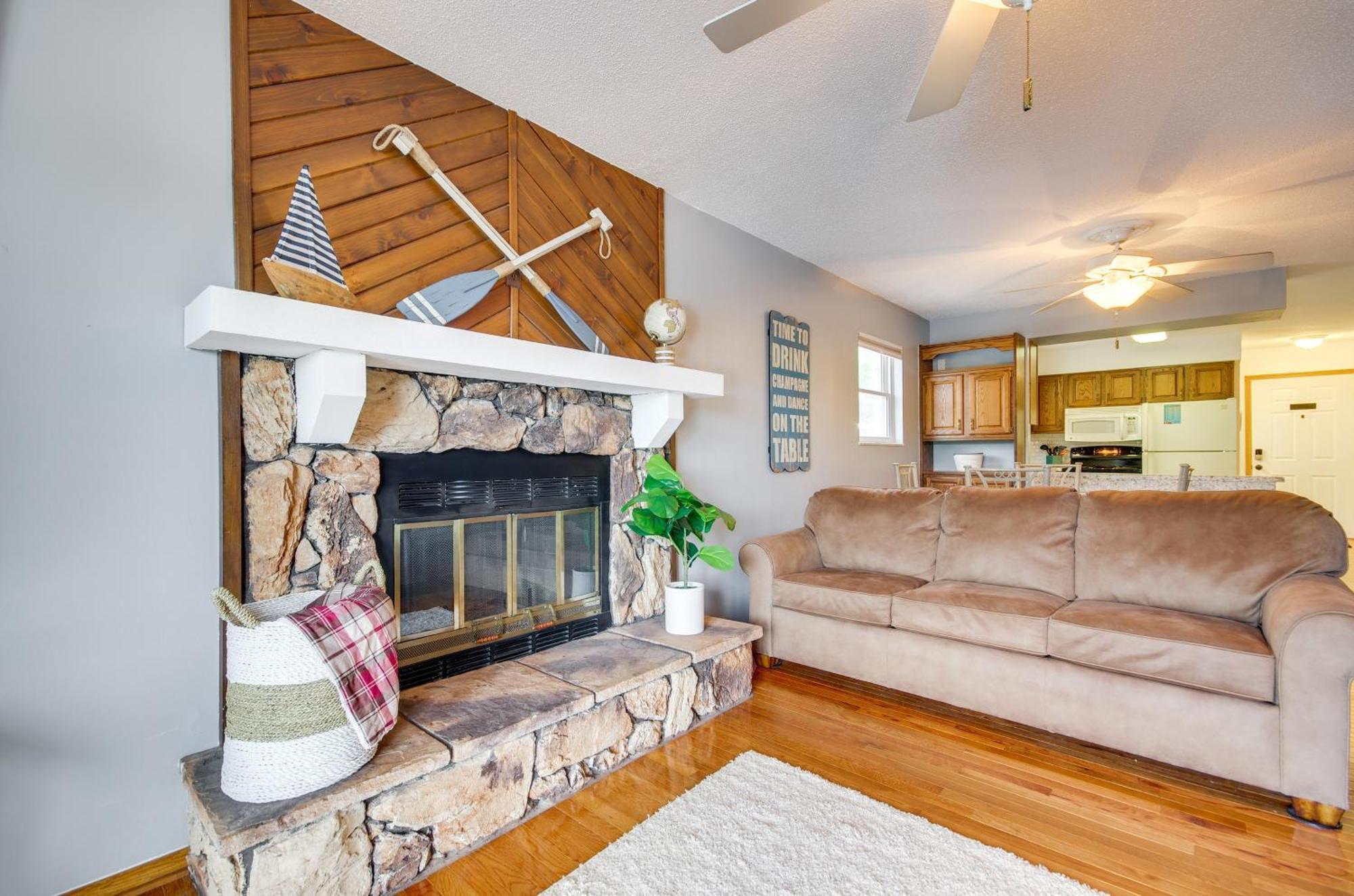 Cozy Lake Ozark Condo Rental With Grill, Pool Access Exterior photo